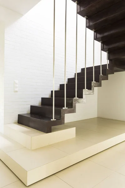 Escalera con muro de ladrillo blanco — Foto de Stock