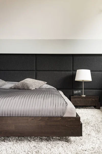 Útulné světlo ložnice s načechraný koberec — Stock fotografie