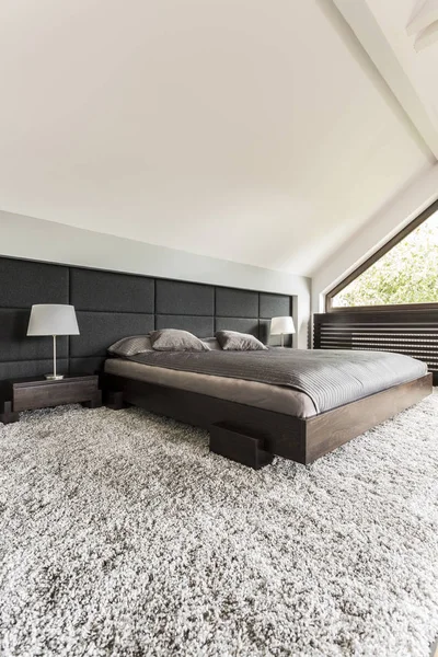 Büyük yataklı geniş rahat Oda