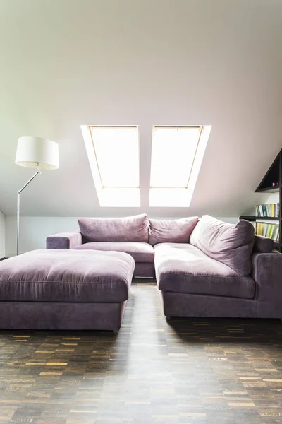Lehké obývací pokoj v podkroví — Stock fotografie
