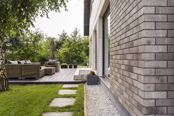 Huis in de buitenwijken met groot terras — Stockfoto