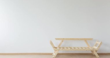 Ahşap koltuk ve büyük boy lamba