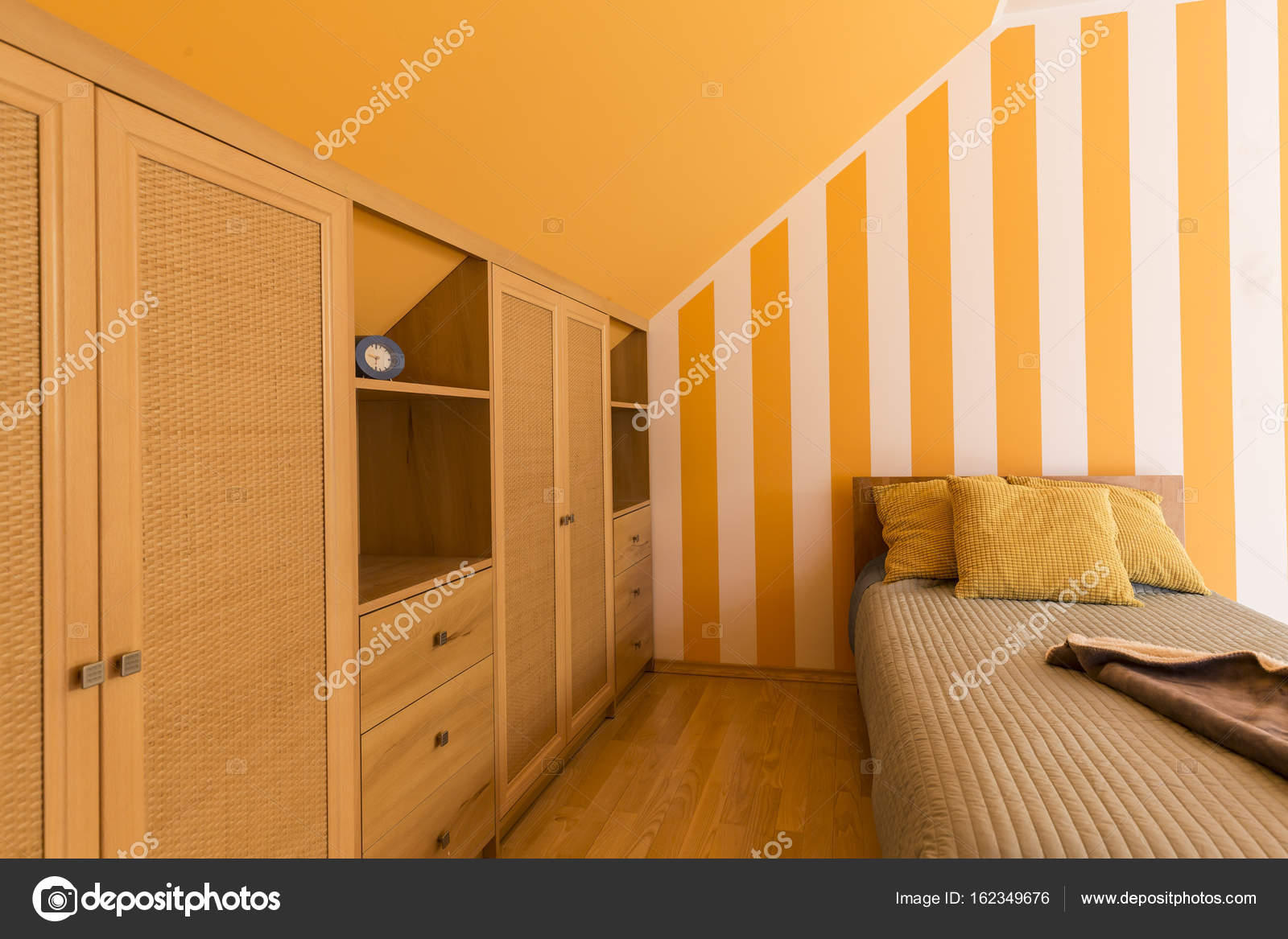 Witte en oranje slaapkamer met kleine bed — Stockfoto © photographee ... Witte en oranje slaapkamer met kleine bed — Stockfoto © photographee ...