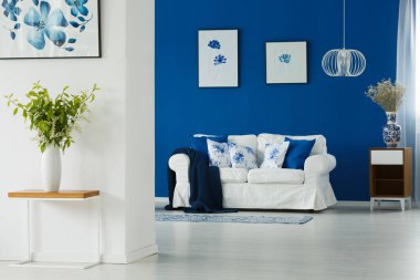 Kanepe duvar tarafından