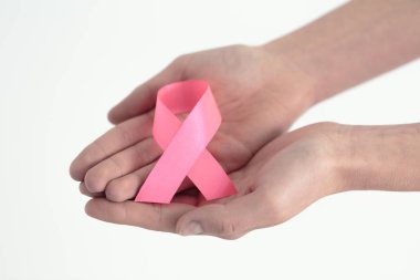 Pembe kurdele sunan eller