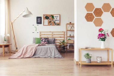 Geniş ahşap açık plan stüdyo 