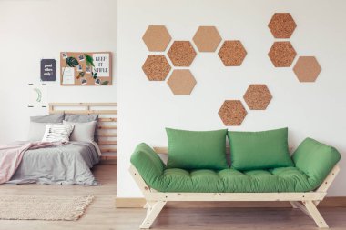 Yeşil kanepe ile doğal iç