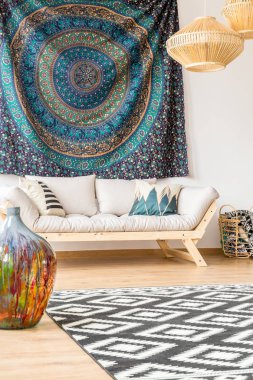 Modern kanepe ve etnik bez