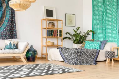 Duvardaki turkuaz bez