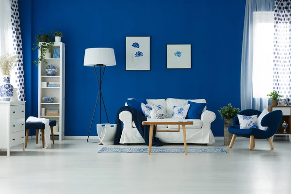 Pared azul en la habitación — Foto de Stock