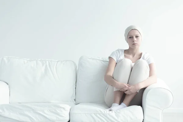 Chica con tumor sosteniendo rodillas — Foto de Stock