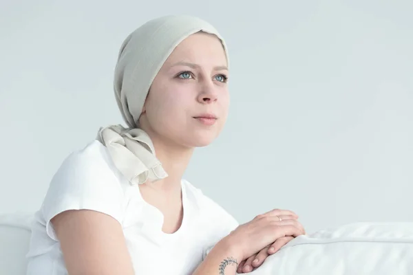 Mulher com câncer se sentindo positiva — Fotografia de Stock