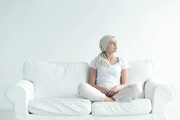 Menina com tumor contemplando — Fotografia de Stock