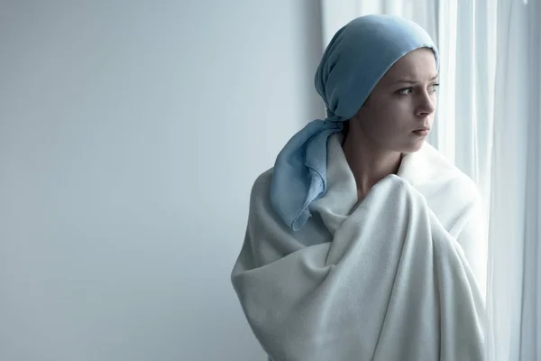 Paciente com câncer de mama em cobertor — Fotografia de Stock