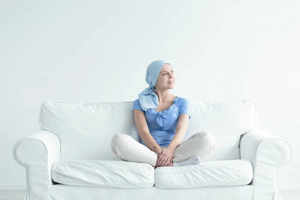 Mujer con cáncer sonriendo — Foto de Stock