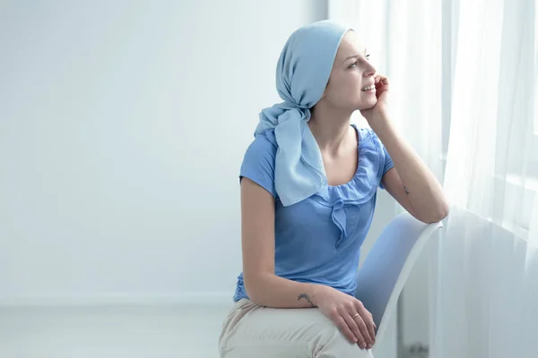 Sobrevivente do cancro sentado na cadeira — Fotografia de Stock