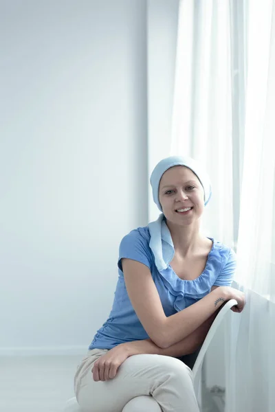 Paciente con cáncer sonriendo — Foto de Stock