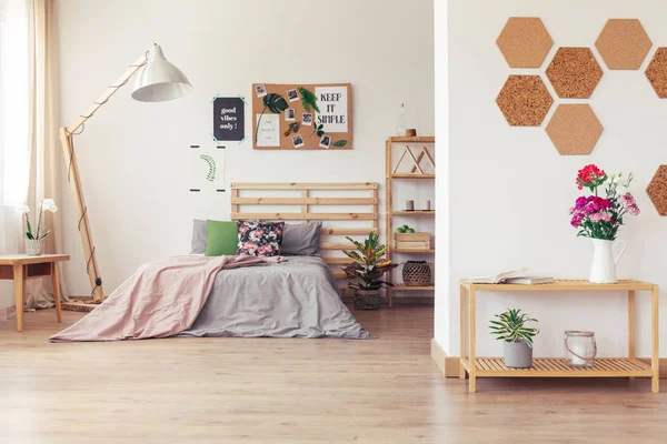 Geniş ahşap açık plan stüdyo 