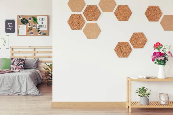 Cork honeycomb wall and bed — Stock Photo, Image