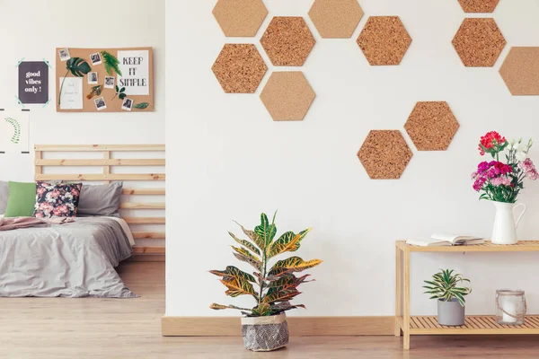 DIY hexagon, honeycomb cork wall — Stock Photo, Image