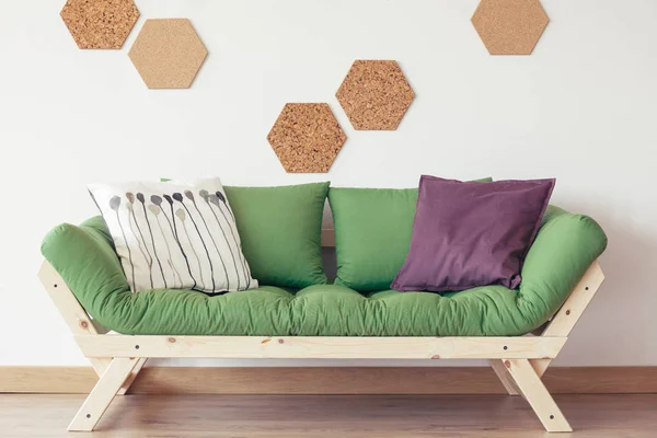 Зеленый диван в интерьере в стиле природы — стоковое фото