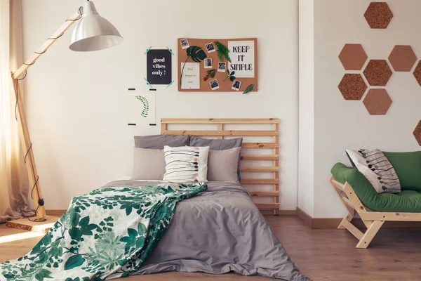 Спальня с ботаническим экологичным дизайном — стоковое фото