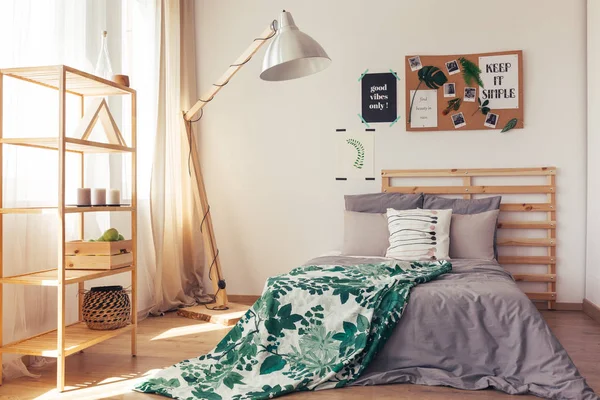 Теплая спальня с ботаническими элементами — стоковое фото