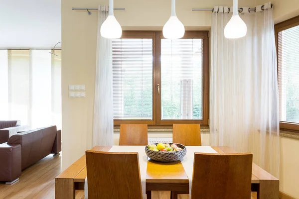 C'est un plaisir de manger dans une salle à manger confortable — Photo