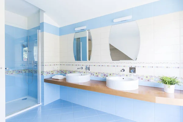 Baño blanco y azul —  Fotos de Stock