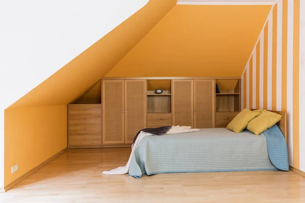 Скромная спальня на чердаке — стоковое фото