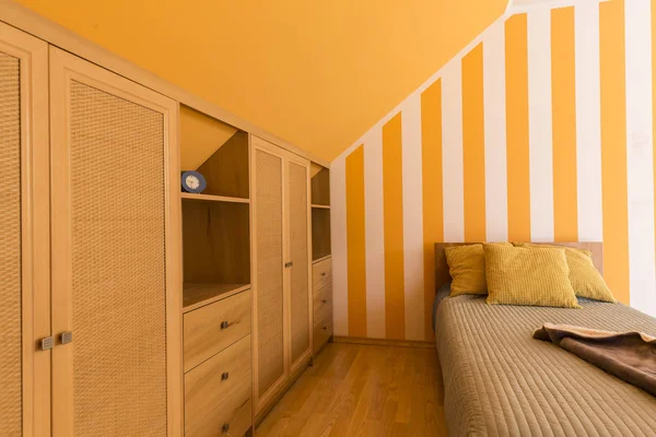 小さなベッドで白とオレンジ色のベッドルーム — ストック写真