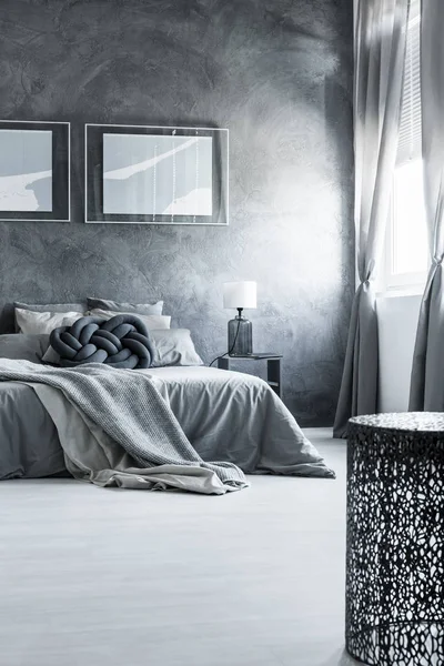Diseño interior de dormitorio gris neutro — Foto de Stock
