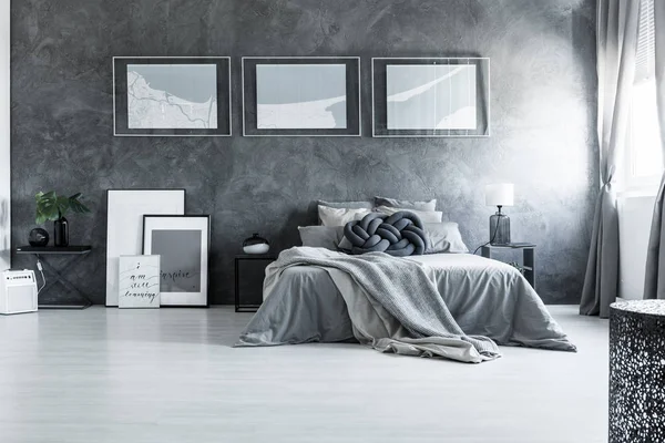 Moderne slaapkamer met kaart-poster — Stockfoto