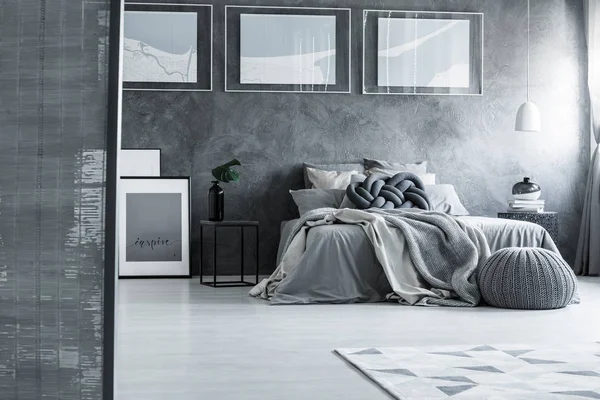 Camera da letto minimalista con arredamento grigio — Foto Stock