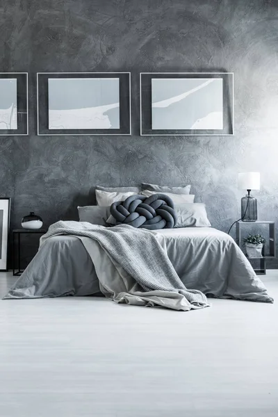 Apartamento con cama de algodón gris — Foto de Stock