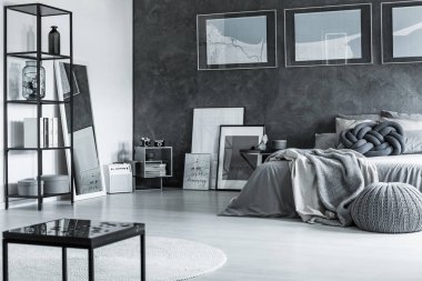 Harita ve ayna ile yatak odası