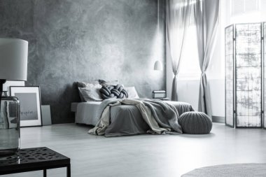 İskandinav tek renkli gri yatak odası tasarımı