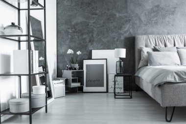 Başucundaki basit yatak odası