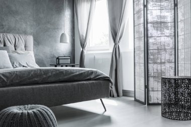 Gri duvar ile konforlu yatak odası