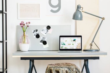 Modern masa lambası ile