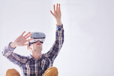 Heyecanlı adam yeni teknolojiler kullanır