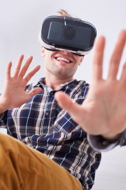 Vr gözlük gülümseyen adam