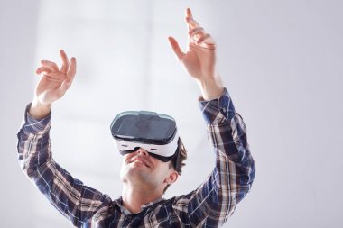 Kareli gömlekli adam