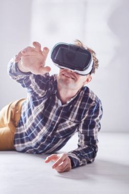 Çocuk bir şey yakalamaya çalışır