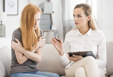 Oturum ofiste olan psikolog