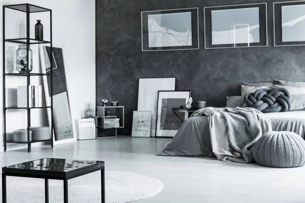 Minimales graues Schlafzimmerdesign — Stockfoto