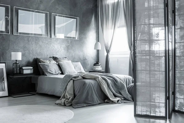 Accogliente camera da letto con accessori semplici — Foto Stock