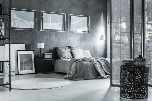Dormitorio gris monocromático, texturas mixtas — Foto de Stock