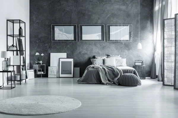 Dormitorio gris en loft — Foto de Stock