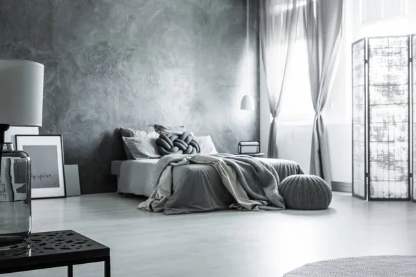 Diseño escandinavo dormitorio gris monocromático — Foto de Stock